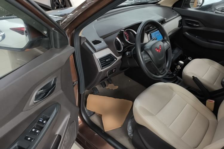 Used Wuling Hongguang 2021 1.5L Revised S Standard Version Hydraulic-Power-Assisted LAR Driver Seat