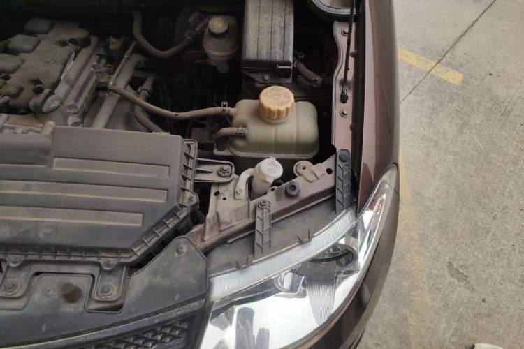 Used Wuling Hongguang 2021 1.5L Revised S Standard Version Hydraulic-Power-Assisted LAR Engine Bay Left