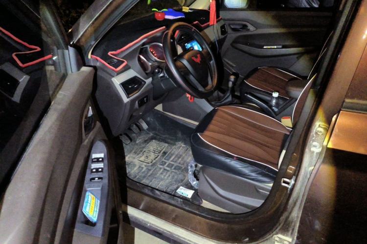 Used Wuling Hongguang 2021 1.5L S Standard Version LAR Interior 3