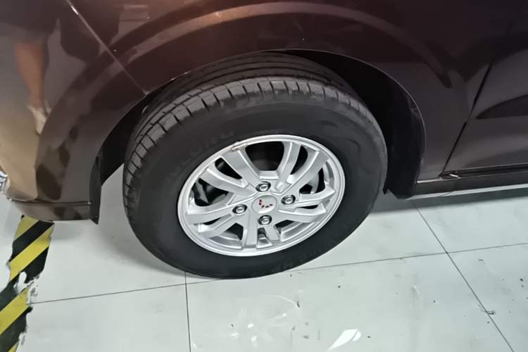 Used Wuling Hongguang 2021 1.5L S Comfort Edition LAR Left Front Wheel Hub