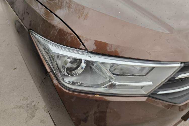 Used Wuling Hongguang 2021 1.5L S Standard Version LAR Right Front Headlight