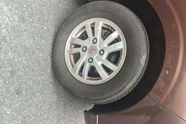 Used Wuling Hongguang 2021 1.5L S Comfort Edition LAR Right Front Wheel Hub