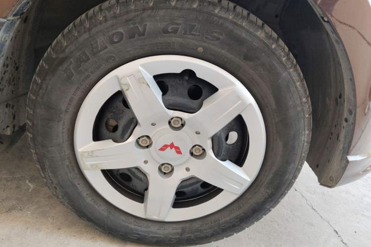 Used Wuling Hongguang 2021 1.5L Revised S Base Version Hydraulic Power Steering LAR Right Front Wheel Hub