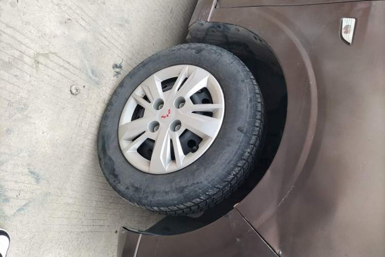 Used Wuling Hongguang 2021 1.5L S Base Version LAR Right Front Wheel Hub