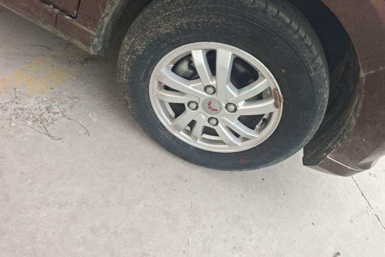Used Wuling Hongguang 2021 1.5L S Comfort Edition LAR Right Front Wheel Hub