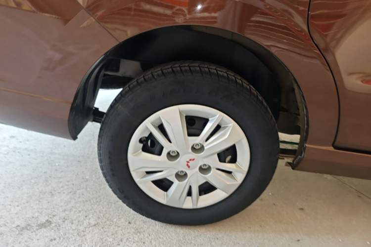 Used Wuling Hongguang 2021 1.5L S Base Version LAR Right Rear Wheel Hub