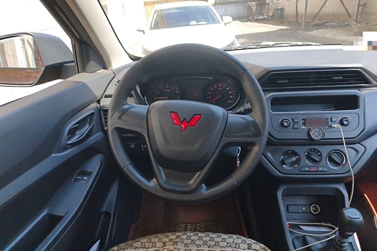 Used Wuling Hongguang 2021 1.5L Revised S Base Version Hydraulic Power Steering LAR Steering Wheel