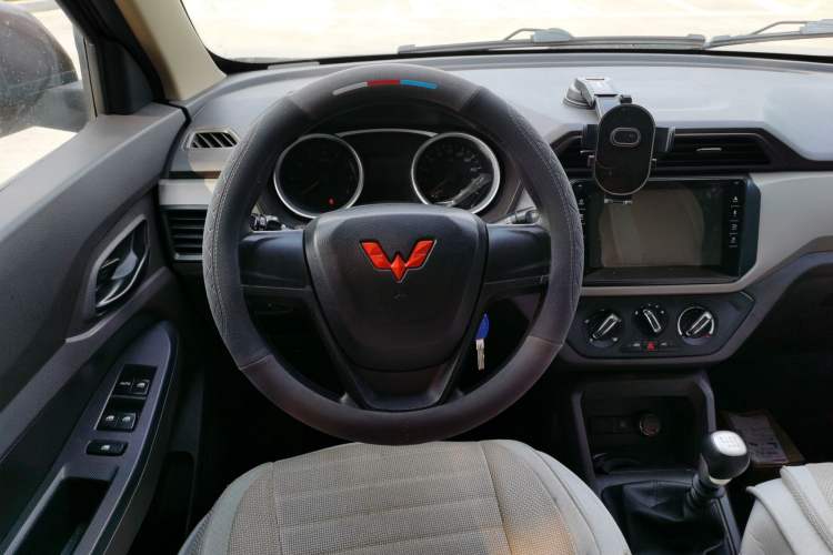Used Wuling Hongguang 2021 1.5L Revised S Standard Version Hydraulic-Power-Assisted LAR Steering Wheel