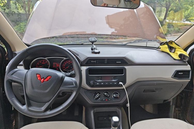 Used Wuling Hongguang 2021 1.5L Revised S Standard Version Hydraulic-Power-Assisted LAR Center Console
