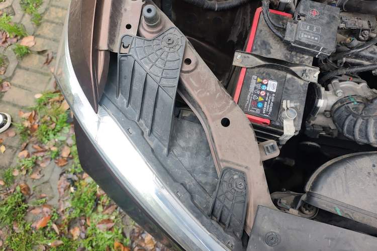 Used Wuling Hongguang 2021 1.5L S Standard Version LAR Engine Bay Right