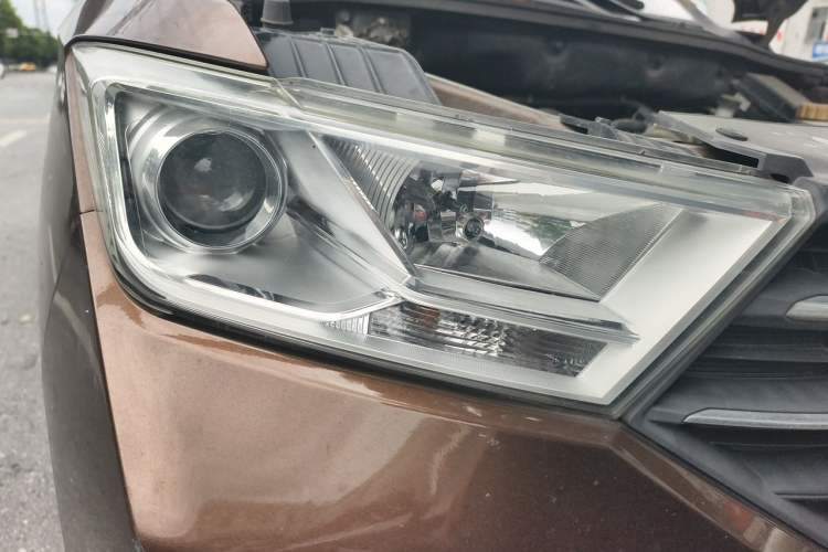 Used Wuling Hongguang 2021 1.5L Facelifted S Comfort Version with Electric Power Steering LAR Right Front Headlight