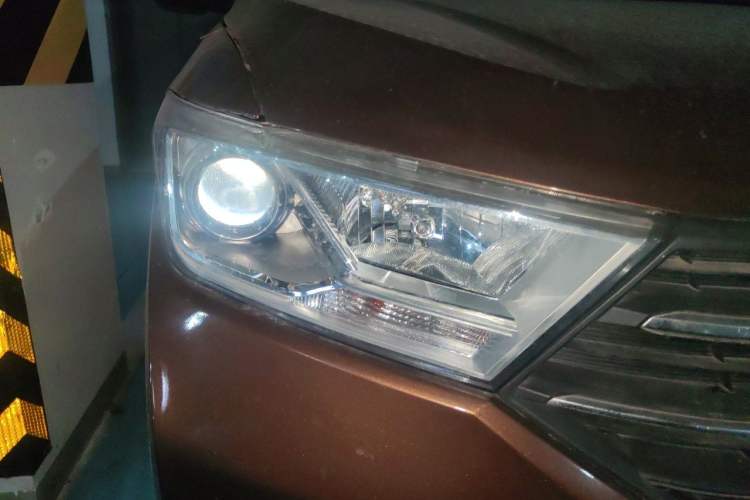 Used Wuling Hongguang 2021 1.5L S Standard Version LAR Right Front Headlight