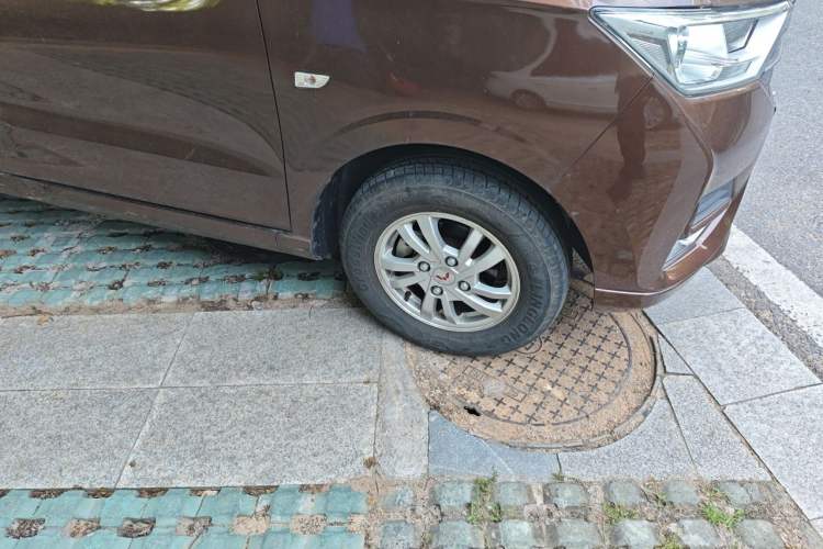 Used Wuling Hongguang 2021 1.5L Revised S Standard Version Hydraulic-Power-Assisted LAR Right Front Wheel Hub