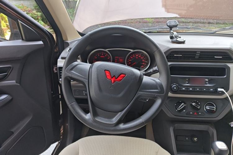 Used Wuling Hongguang 2021 1.5L Revised S Standard Version Hydraulic-Power-Assisted LAR Steering Wheel