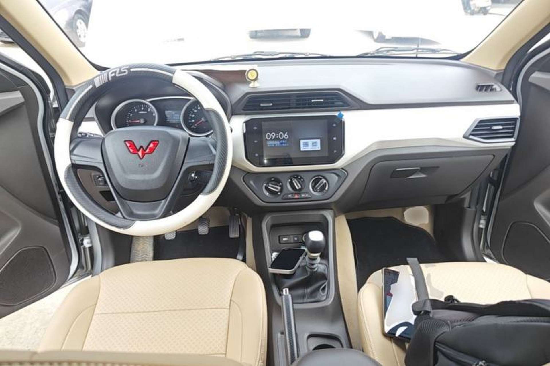 Used Wuling Hongguang 2021 1.5L Facelifted S Comfort Version with Electric Power Steering LAR Center Console