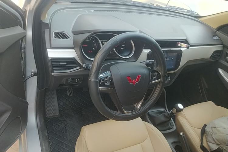 Used Wuling Hongguang 2021 1.5L Facelifted S Comfort Version with Electric Power Steering LAR Center Console