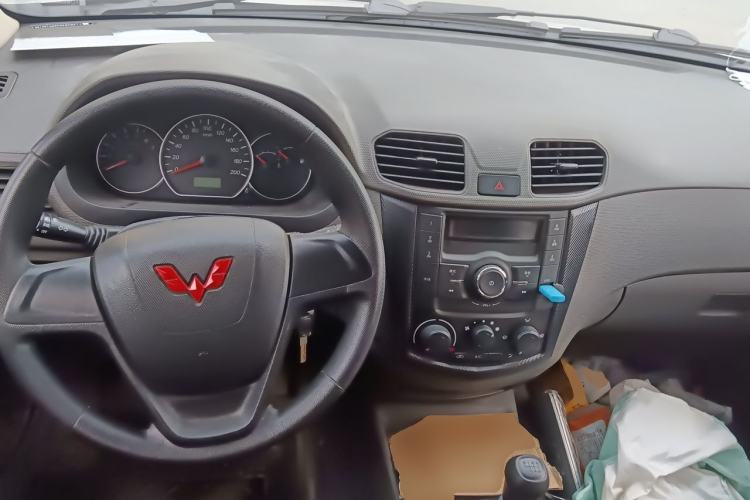 Used Wuling Hongguang 2021 1.5L Revised S Standard Version Hydraulic-Power-Assisted LAR Center Console
