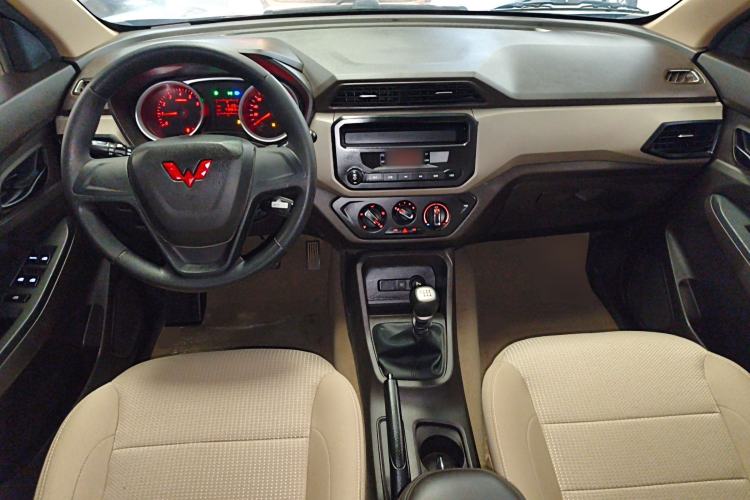 Used Wuling Hongguang 2021 1.5L Revised S Standard Version Hydraulic-Power-Assisted LAR Center Console