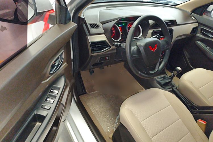 Used Wuling Hongguang 2021 1.5L Revised S Standard Version Hydraulic-Power-Assisted LAR Driver Seat