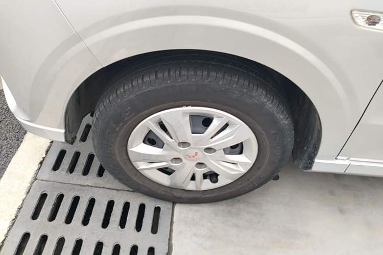 Used Wuling Hongguang 2021 1.5L Revised S Standard Version with Electric Power Steering LAR Left Front Wheel Hub