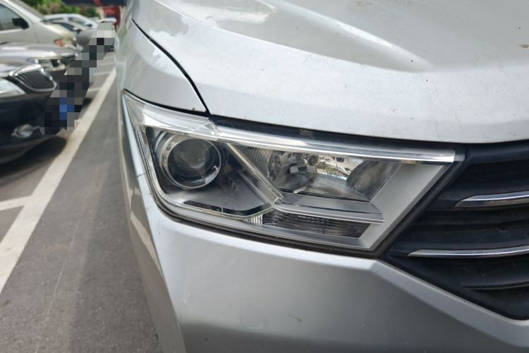 Used Wuling Hongguang 2021 1.5L S Standard Version LAR Right Front Headlight