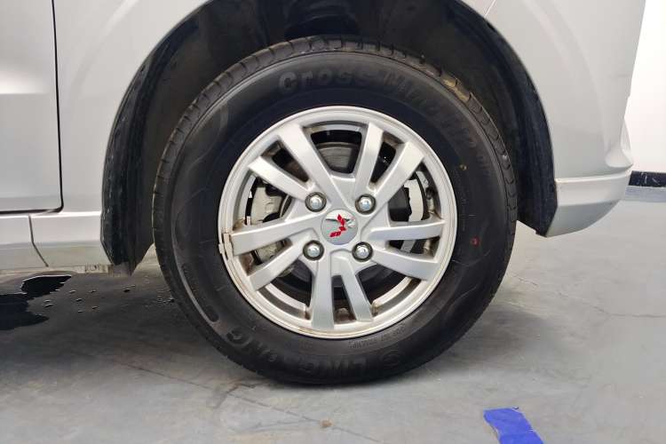 Used Wuling Hongguang 2021 1.5L Revised S Standard Version with Electric Power Steering LAR Right Front Wheel Hub