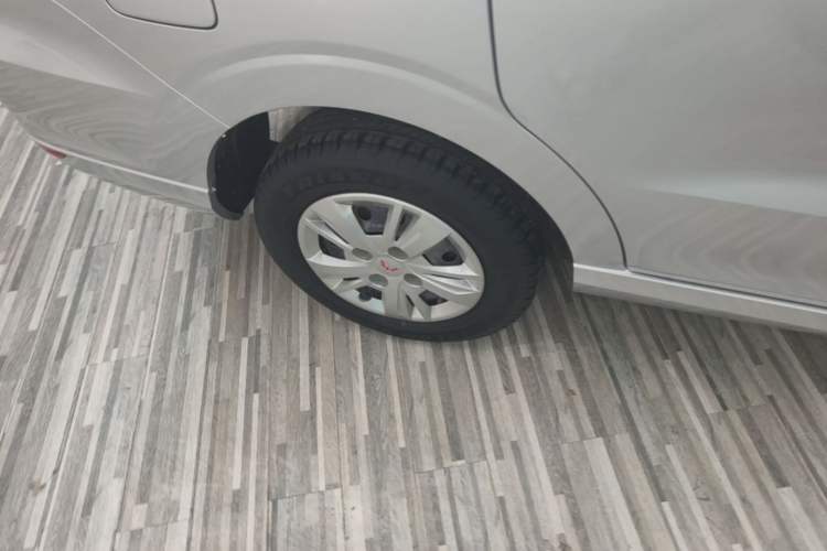 Used Wuling Hongguang 2021 1.5L Revised S Base Version Hydraulic Power Steering LAR Right Rear Wheel Hub