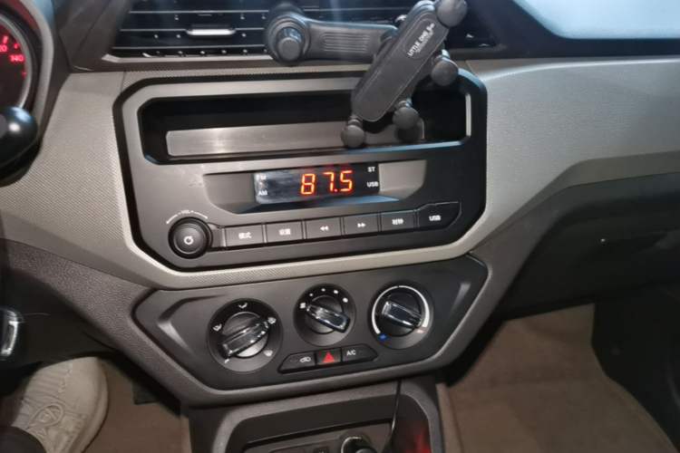 Used Wuling Hongguang 2021 1.5L Revised S Standard Version Hydraulic-Power-Assisted LAR Audio And AC Panel