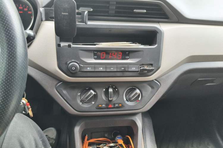 Used Wuling Hongguang 2021 1.5L Revised S Standard Version Hydraulic-Power-Assisted LAR Audio And AC Panel