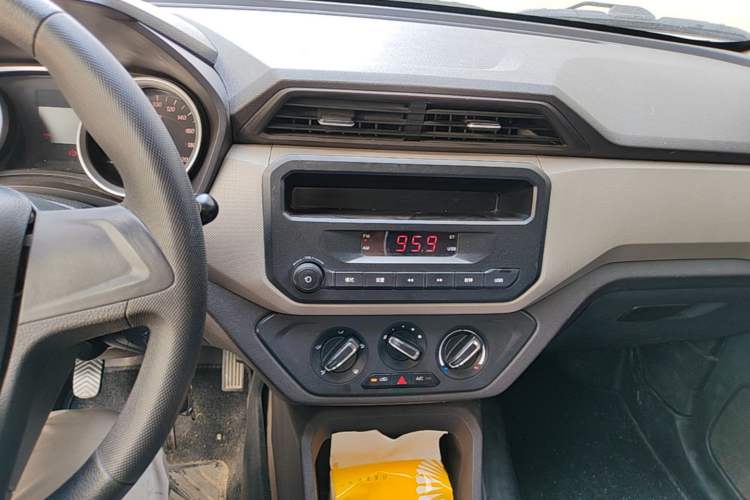 Used Wuling Hongguang 2021 1.5L Revised S Standard Version Hydraulic-Power-Assisted LAR Audio And AC Panel