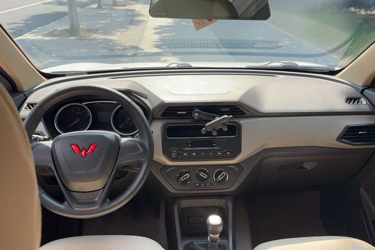 Used Wuling Hongguang 2021 1.5L Revised S Standard Version Hydraulic-Power-Assisted LAR Center Console