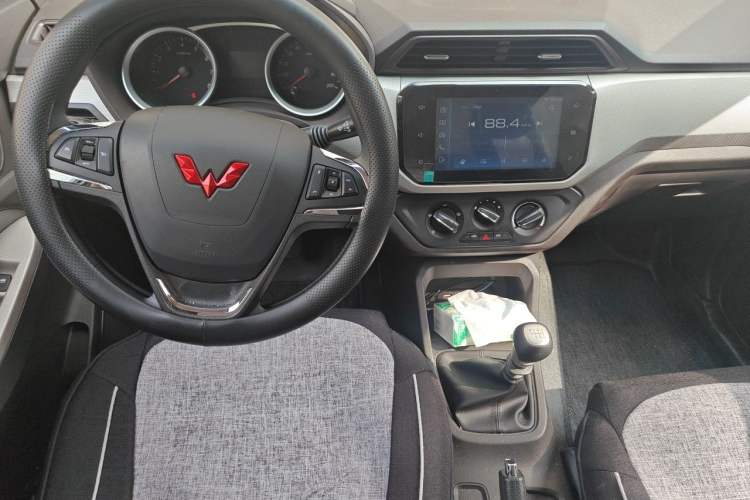 Used Wuling Hongguang 2021 1.5L S Comfort Edition LAR Center Console