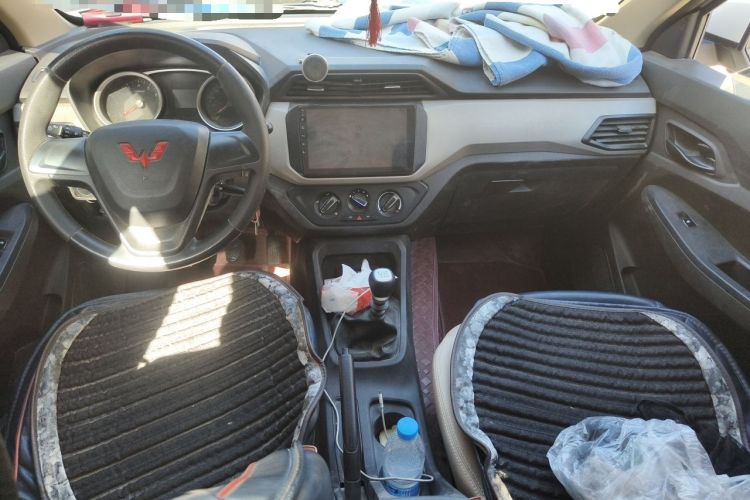 Used Wuling Hongguang 2021 1.5L Revised S Standard Version Hydraulic-Power-Assisted LAR Center Console