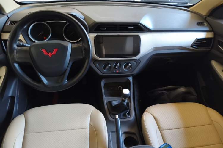 Used Wuling Hongguang 2021 1.5L S Comfort Edition LAR Center Console
