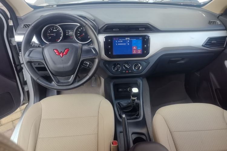 Used Wuling Hongguang 2021 1.5L S Comfort Edition LAR Center Console
