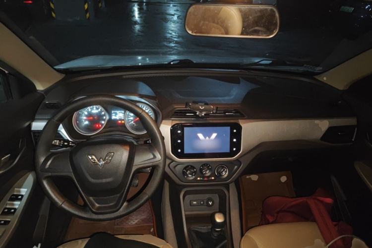Used Wuling Hongguang 2021 1.5L S Comfort Edition LAR Center Console