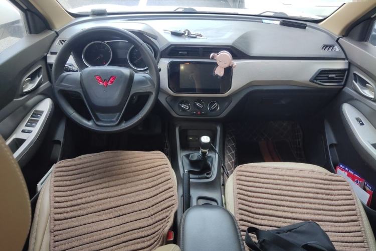 Used Wuling Hongguang 2021 1.5L S Comfort Edition LAR Center Console