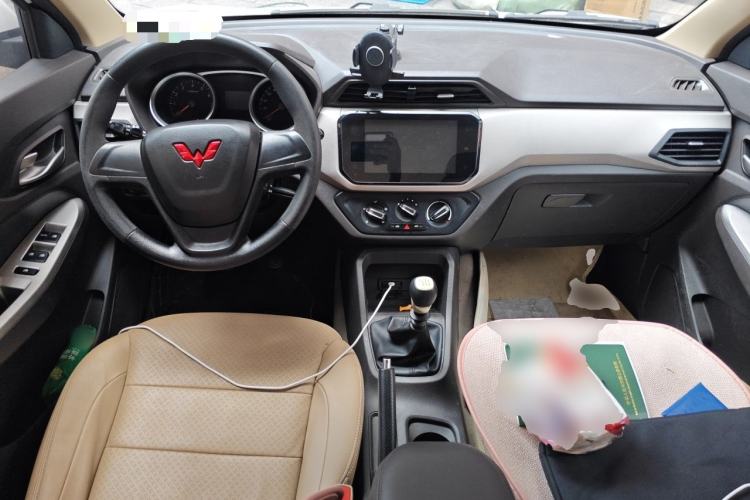 Used Wuling Hongguang 2021 1.5L S Comfort Edition LAR Center Console
