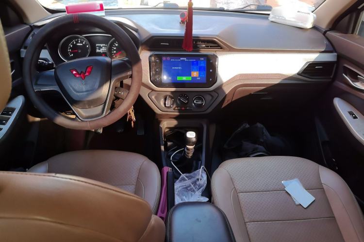 Used Wuling Hongguang 2021 1.5L S Comfort Edition LAR Center Console