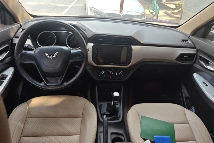 Used Wuling Hongguang 2021 1.5L S Comfort Edition LAR Center Console