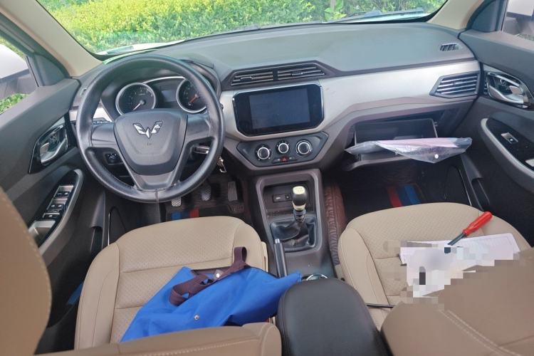 Used Wuling Hongguang 2021 1.5L S Comfort Edition LAR Center Console