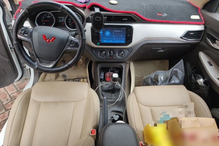 Used Wuling Hongguang 2021 1.5L S Comfort Edition LAR Center Console