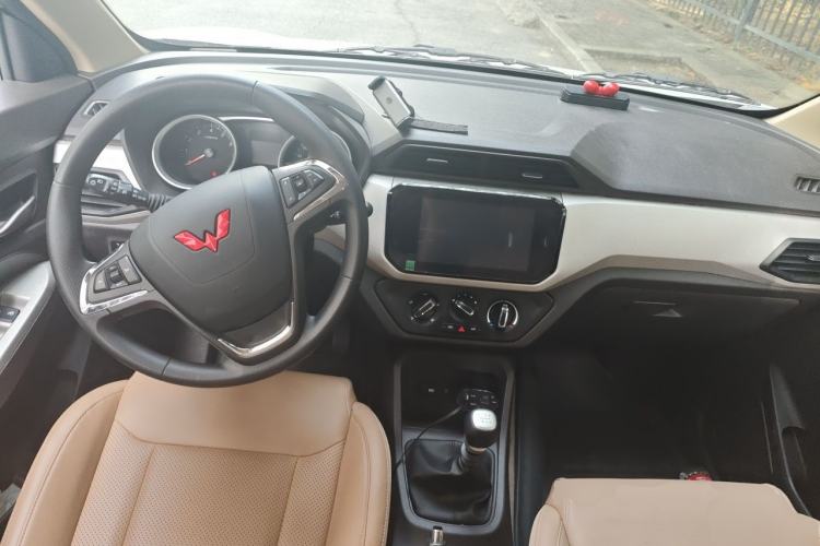 Used Wuling Hongguang 2021 1.5L S Comfort Edition LAR Center Console