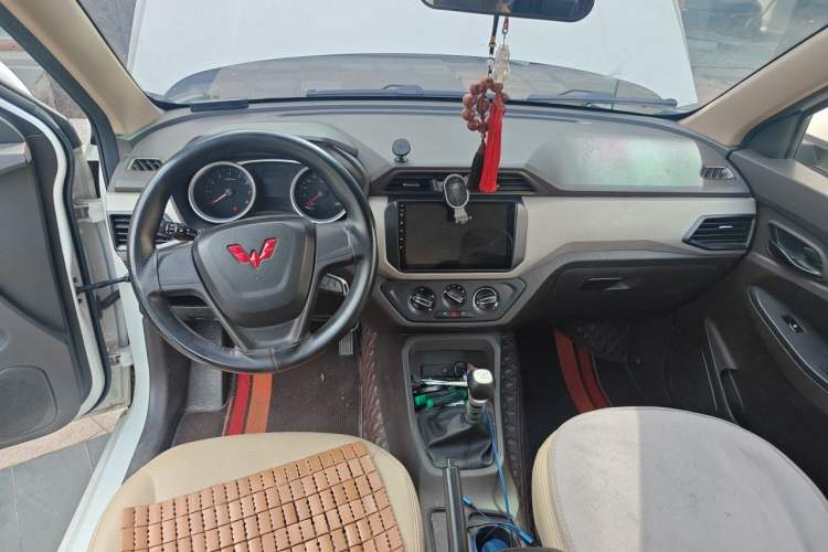 Used Wuling Hongguang 2021 1.5L Revised S Standard Version Hydraulic-Power-Assisted LAR Center Console