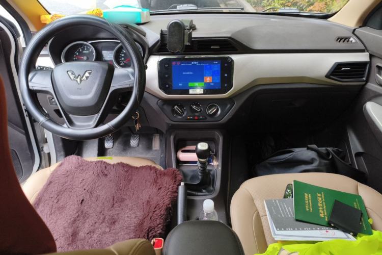 Used Wuling Hongguang 2021 1.5L S Comfort Edition LAR Center Console