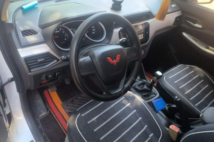 Used Wuling Hongguang 2021 1.5L S Comfort Edition LAR Center Console