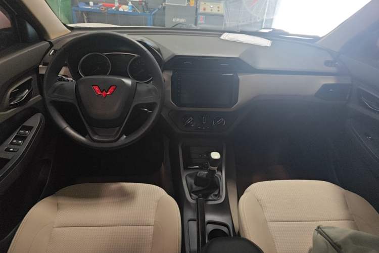 Used Wuling Hongguang 2021 1.5L Revised S Standard Version Hydraulic-Power-Assisted LAR Center Console