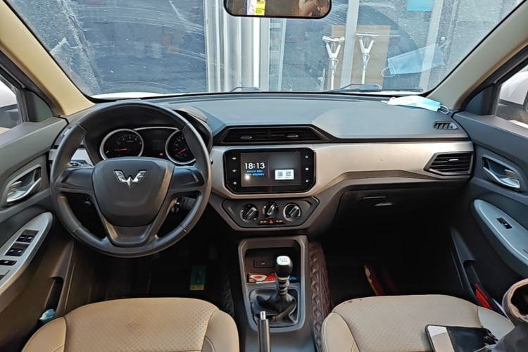 Used Wuling Hongguang 2021 1.5L S Comfort Edition LAR Center Console