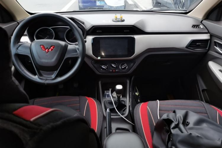 Used Wuling Hongguang 2021 1.5L S Comfort Edition LAR Center Console