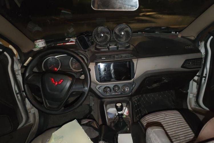 Used Wuling Hongguang 2021 1.5L Revised S Standard Version Hydraulic-Power-Assisted LAR Center Console